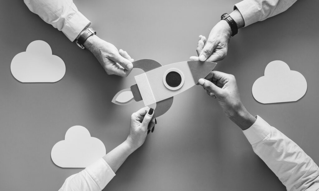 pessoas-segurando-um-foguete-que-representa-melhores-resultados-na-estrategia-de-marketing-crm