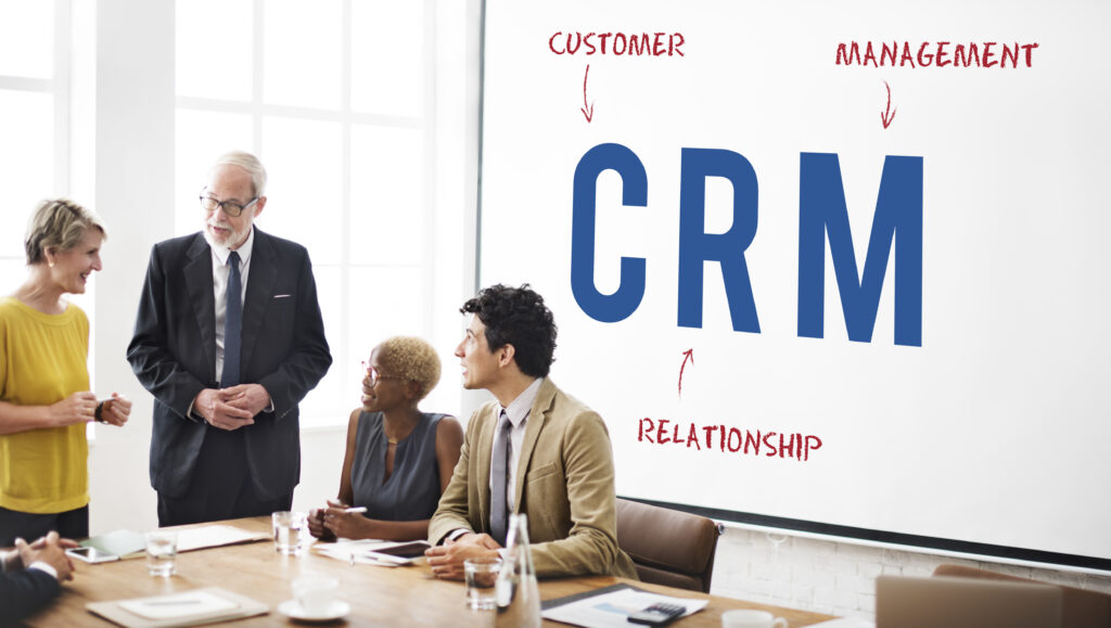 equipe-de-marketing-reunida-vendo-CRM