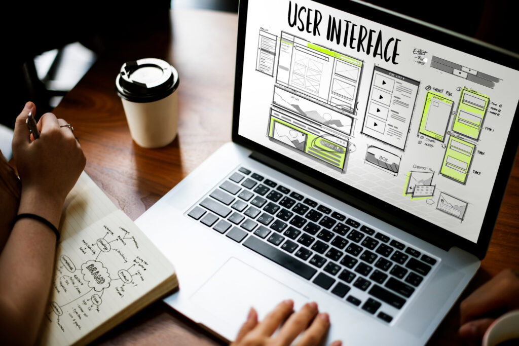 Pessoa trabalhando no desenvolvimento do UI e UX de um website 