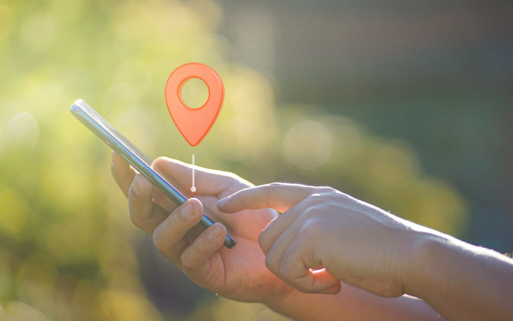 marketing de geolocalização pessoa usando o celular perto de um local