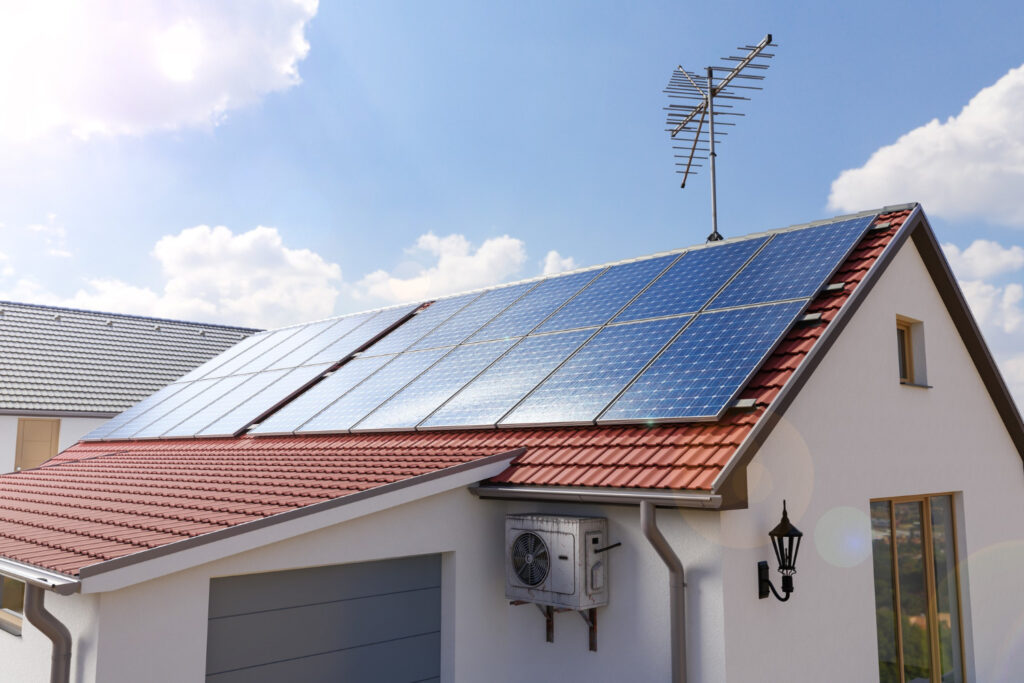 Painéis de energia fotovoltaica na casa ilustração 3d
