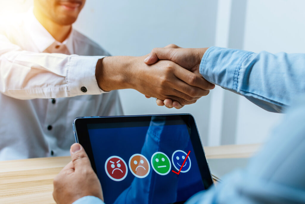 parceria-empresários-aperto-de-mão-depois-de-emprego-entrevista-sala-de-reunião-escritório-parabéns-investidor-sucesso-entrevista-parceiro-trabalho-em-equipe-conceito-conexão-financeira