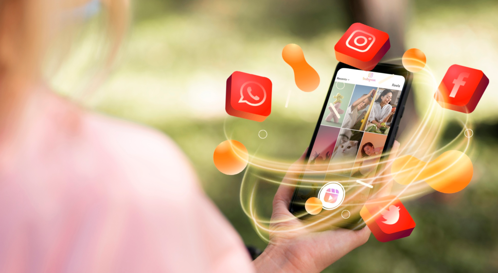 Menina segurando o celular enquanto vê vídeos no Instagram